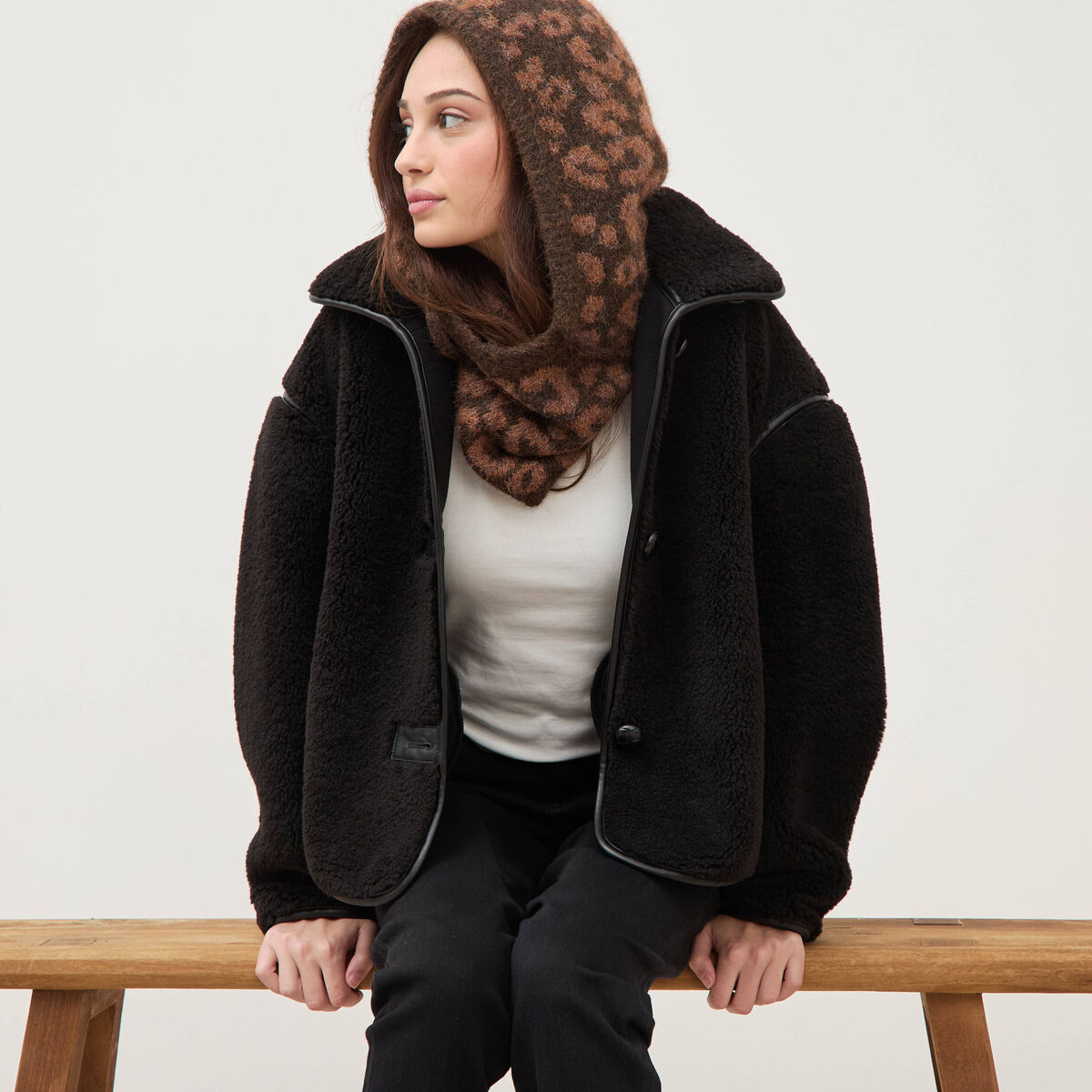 Manteau court oversize sherpa noir femme
