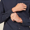 Chemise cintr&eacute;e manches longues bleu fonc&eacute; homme