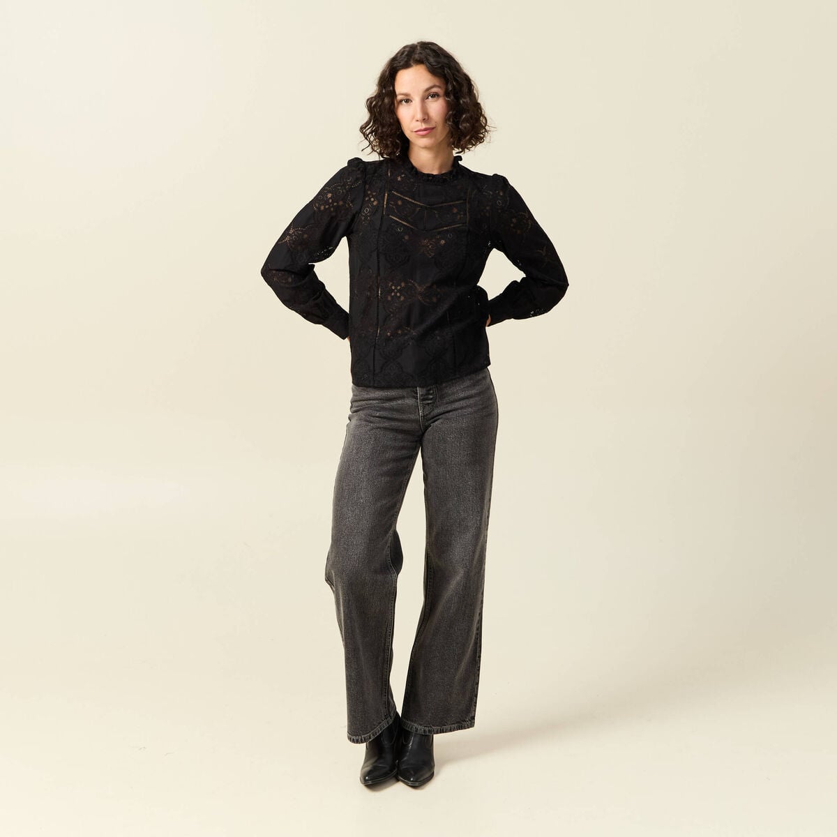 Blouse cintr&eacute;e dentelle manches longues noir femme