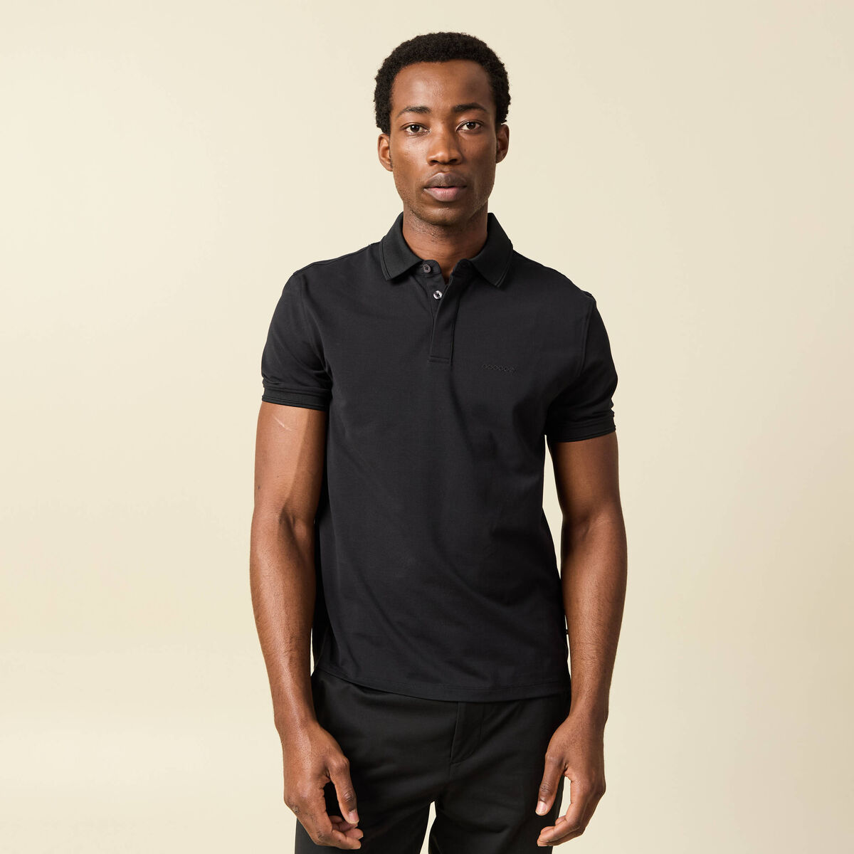 Polo cintr&eacute; manches courtes col polo noir homme