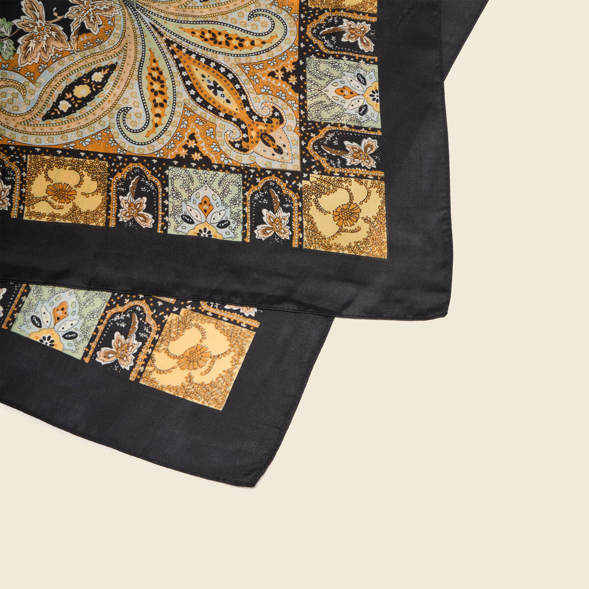 Foulard satin&eacute; noir femme
