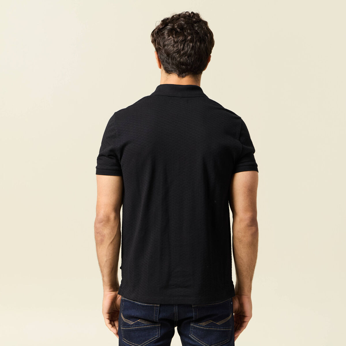 Polo cintr&eacute; en coton manches courtes noir homme