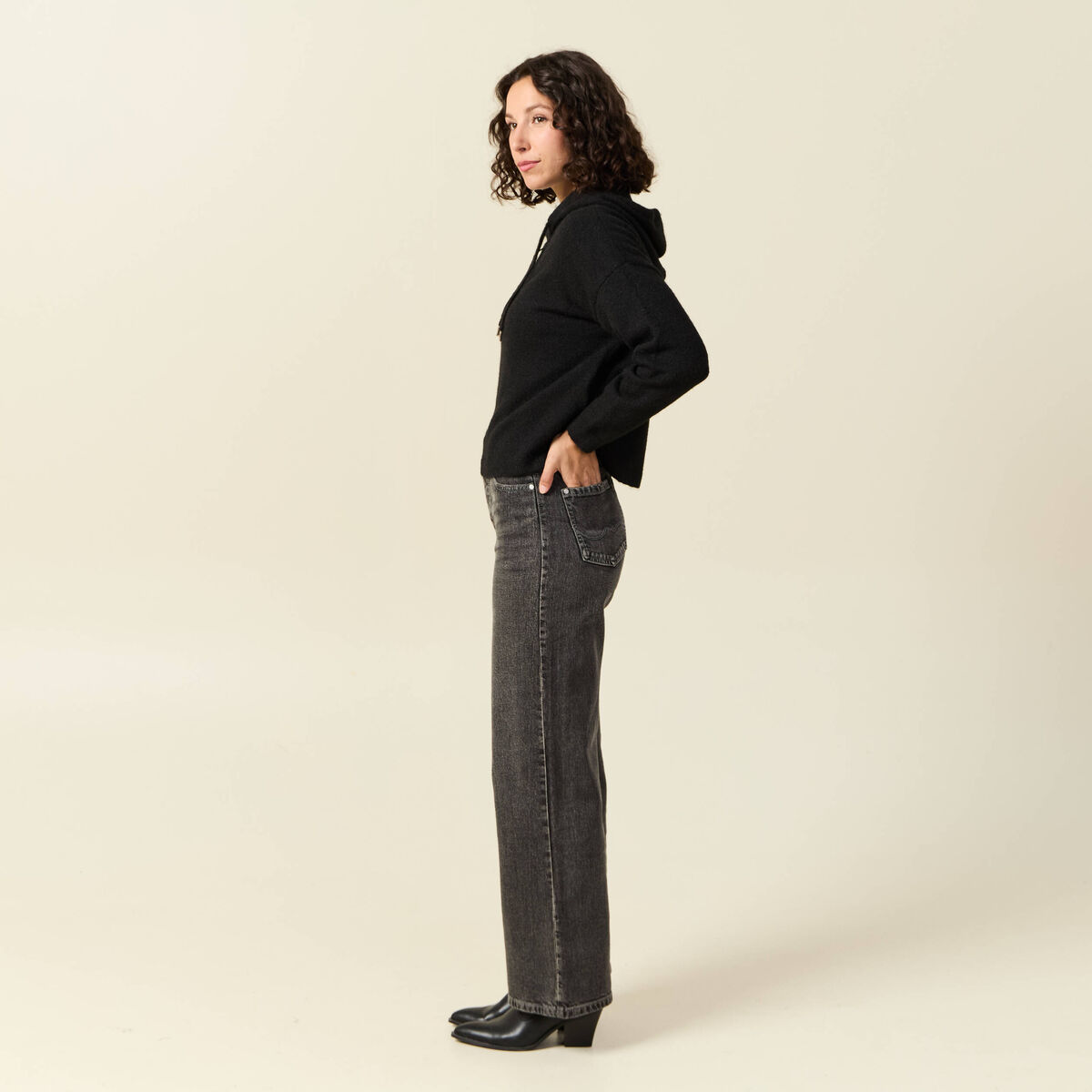 Pull &agrave; capuche zipp&eacute; noir femme