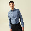 Chemise cintr&eacute;e en coton manches longues bleu homme
