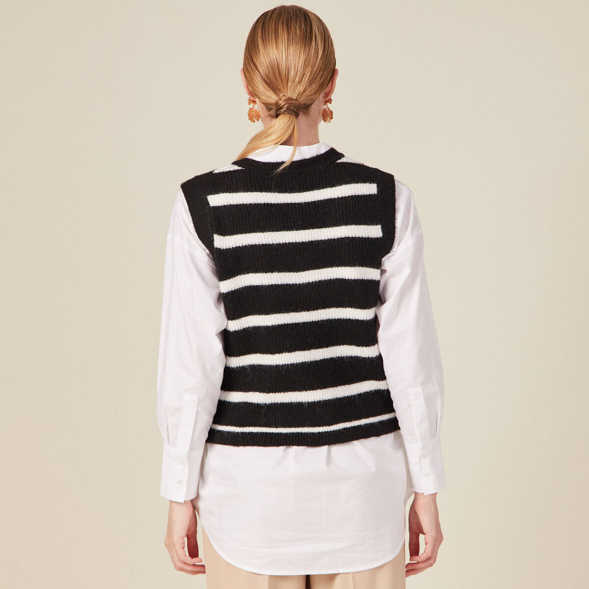 Pull droit court sans manches col v noir femme