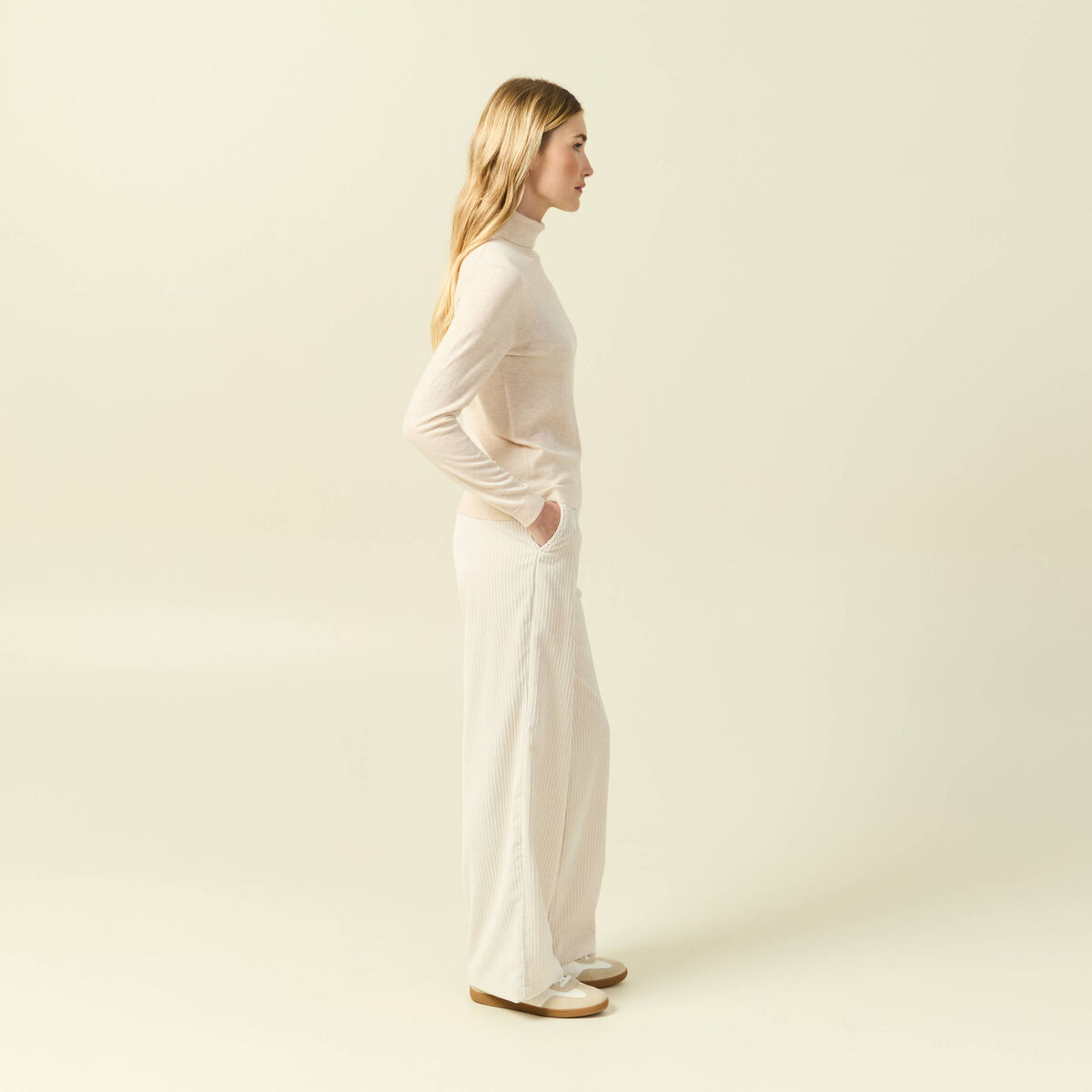 Pull fin col roul&eacute; manches longues creme femme