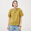 Blouse col v manches 3/4 en coton brod&eacute;e vert olive femme