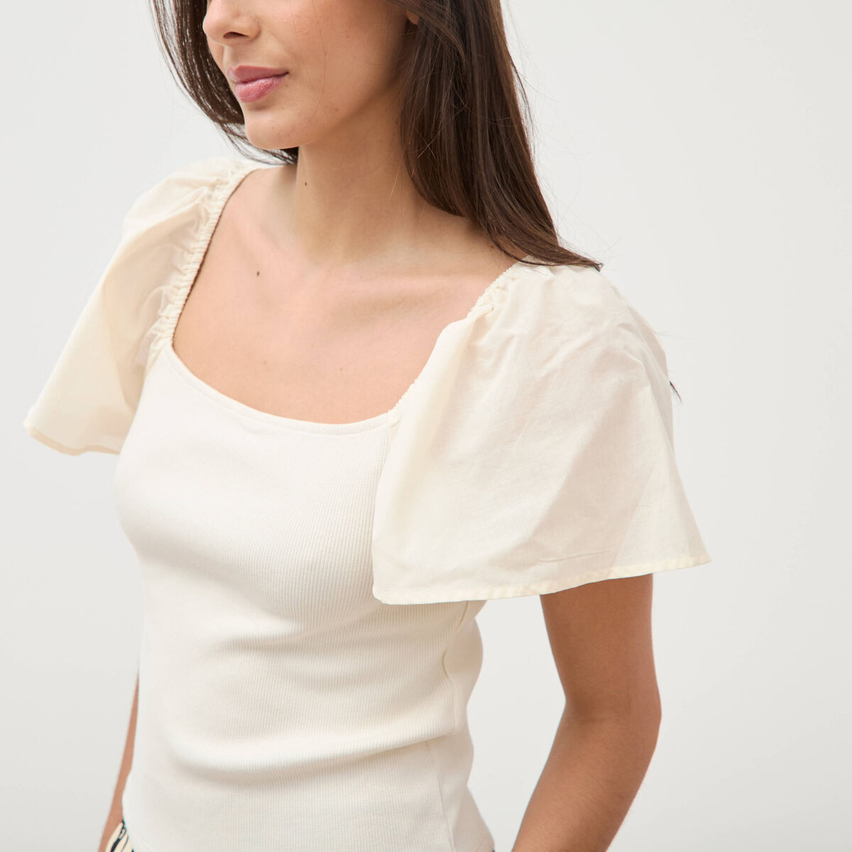 T-shirt bi-mati&egrave;re ajust&eacute; d&eacute;collet&eacute; ecru femme