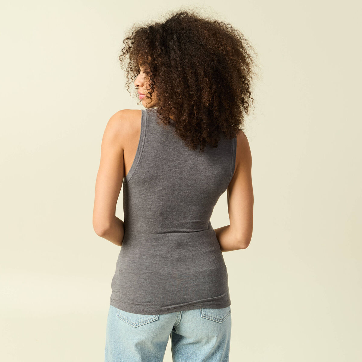 D&eacute;bardeur cintr&eacute; d&eacute;collet&eacute; sans manches gris fonc&eacute; femme