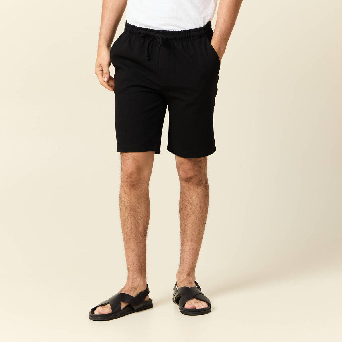 Short droit avec cordon noir homme