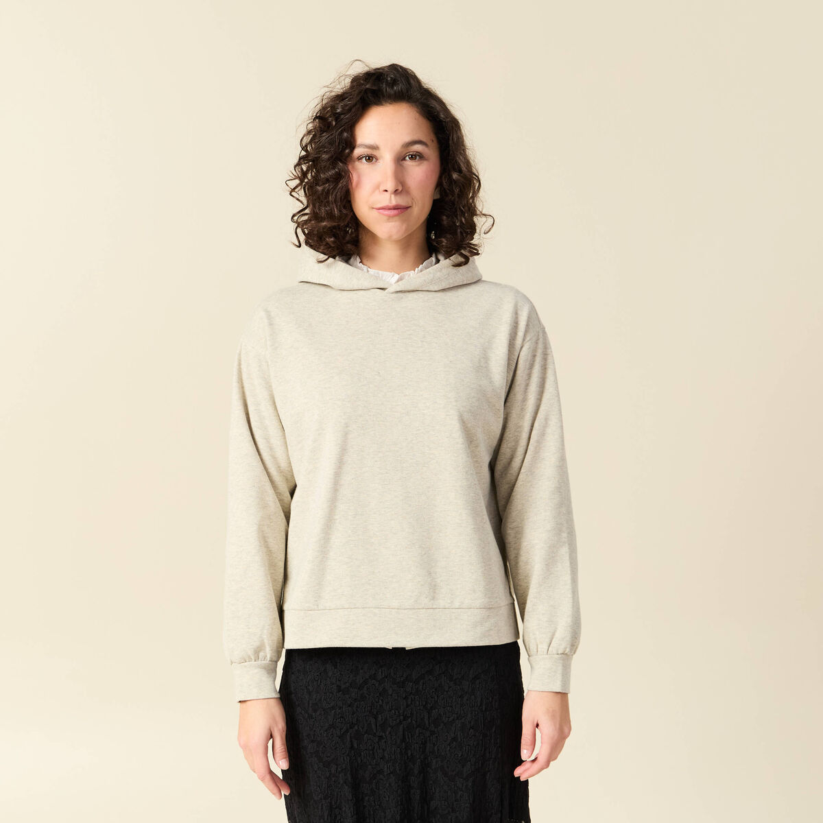 Sweat &agrave; capuche manches longues brillant gris femme
