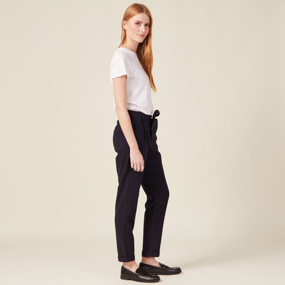 Pantalon carotte ceintur&eacute; bleu marine femme