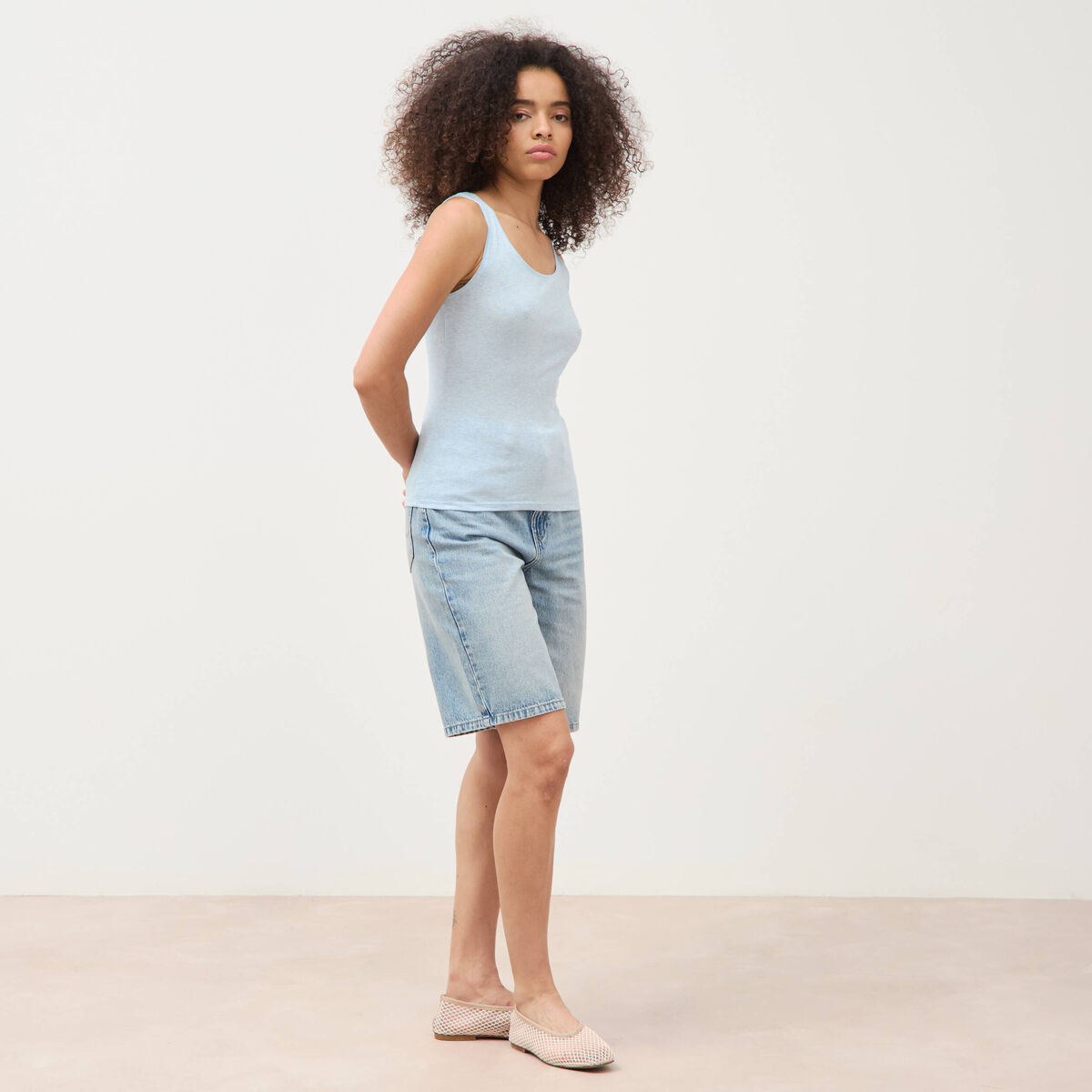 D&eacute;bardeur cintr&eacute; d&eacute;collet&eacute; sans manches bleu ciel femme
