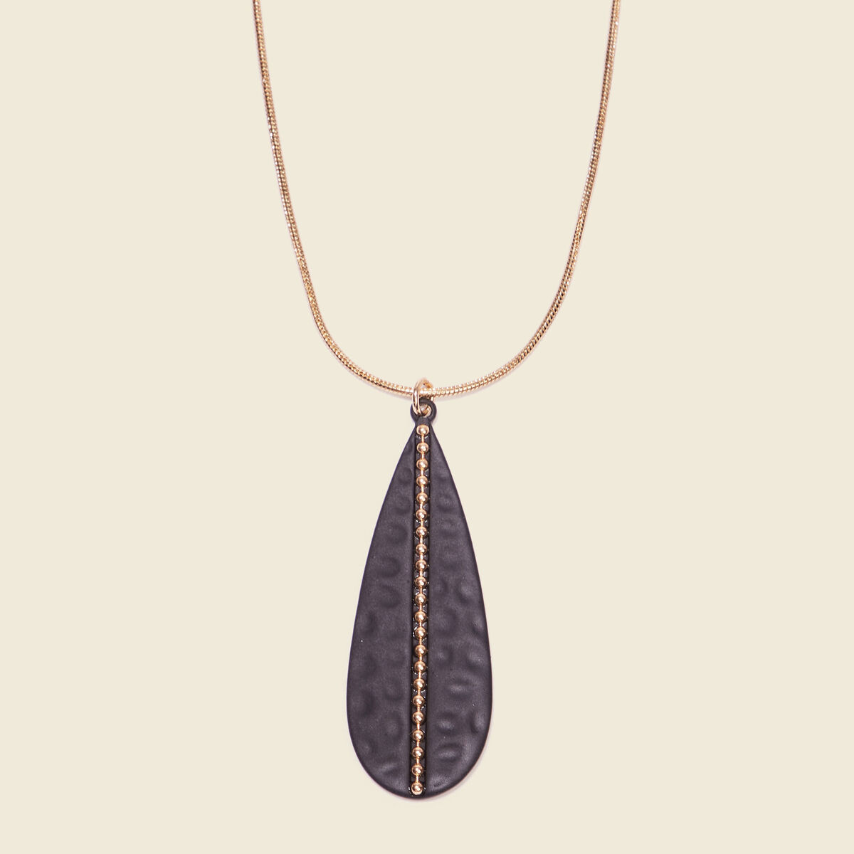 Collier avec pendentif noir femme