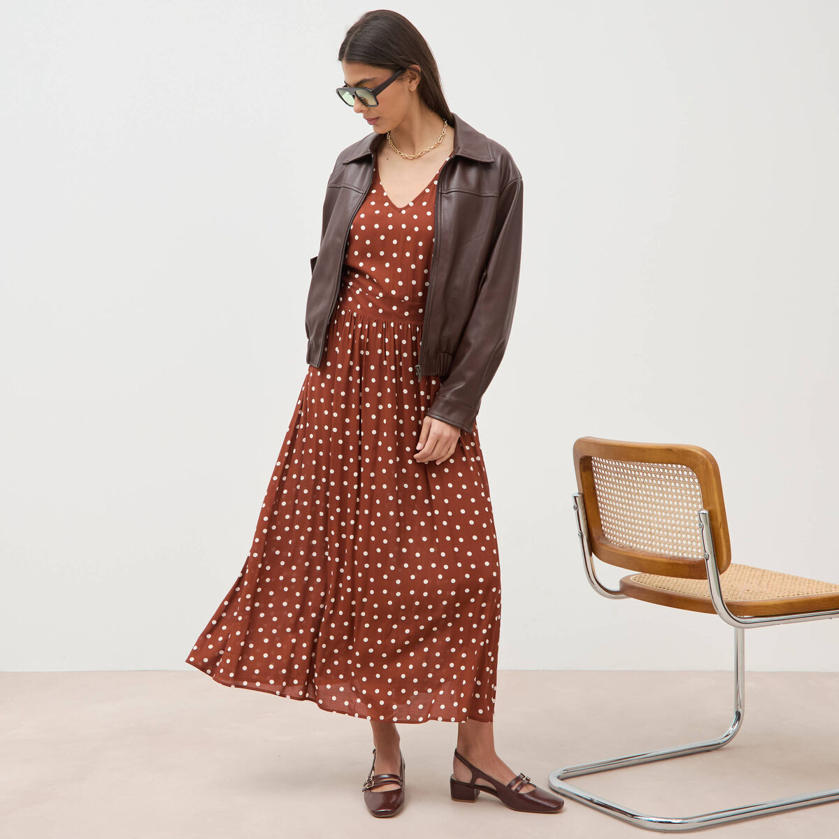 Robe longue &eacute;vas&eacute;e col v manches courtes marron cognac femme