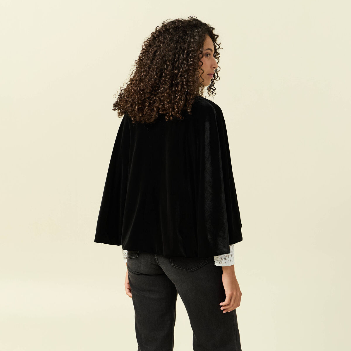 Cape ajust&eacute;e sans manches effet velours noir femme