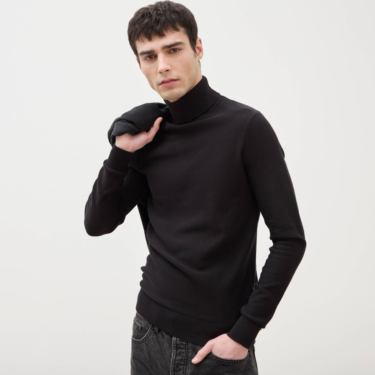 Pull fin col montant manches longues noir homme