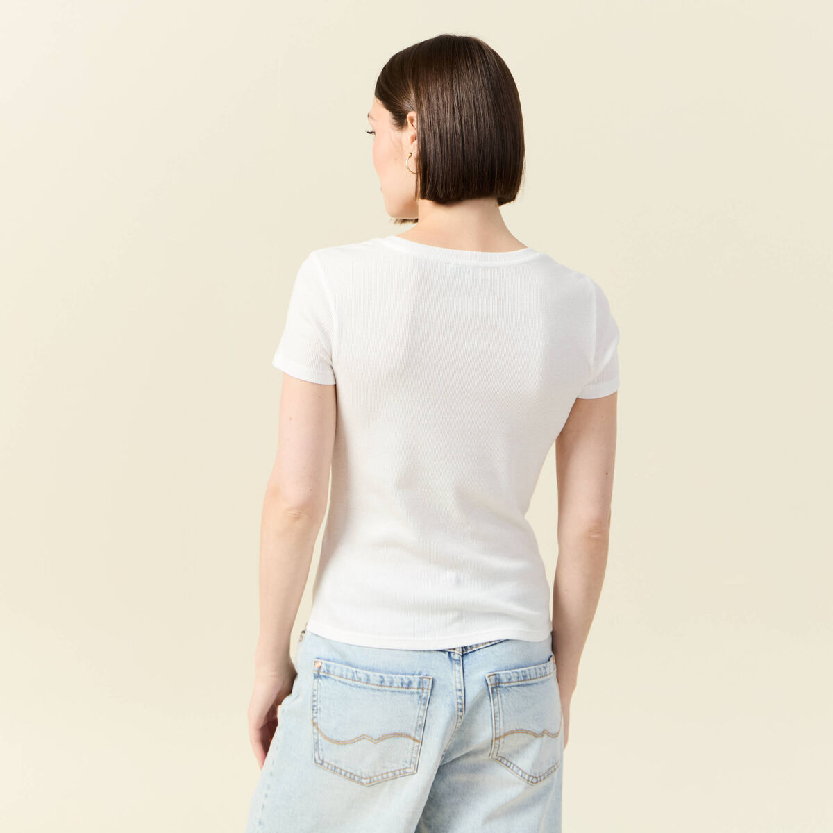 T-shirt ajust&eacute; col V manches courtes ecru femme