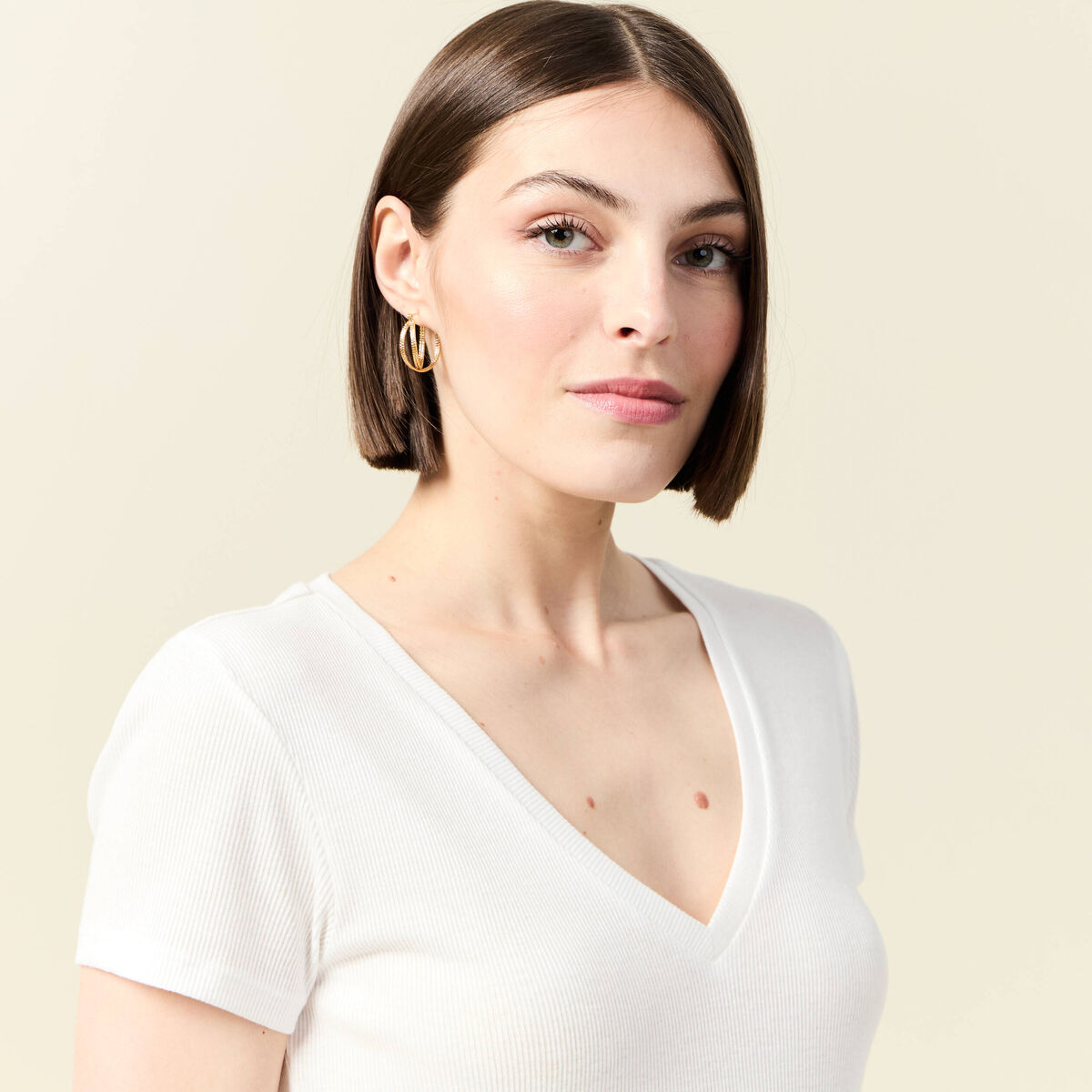 T-shirt ajust&eacute; col V manches courtes ecru femme