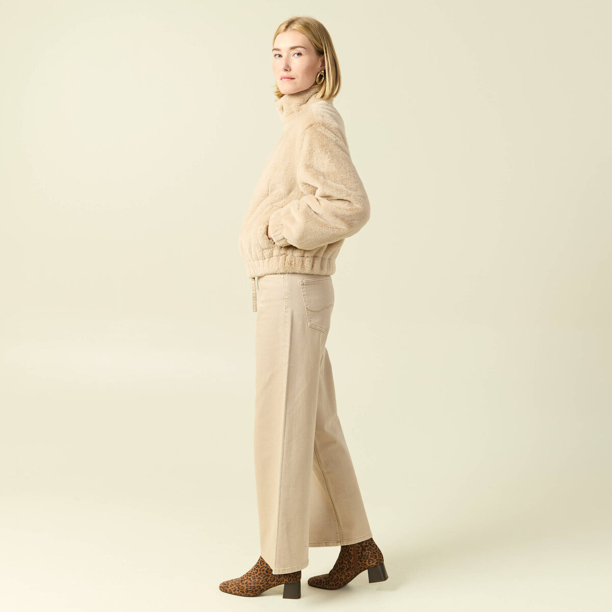 Veste droite courte col montant beige femme