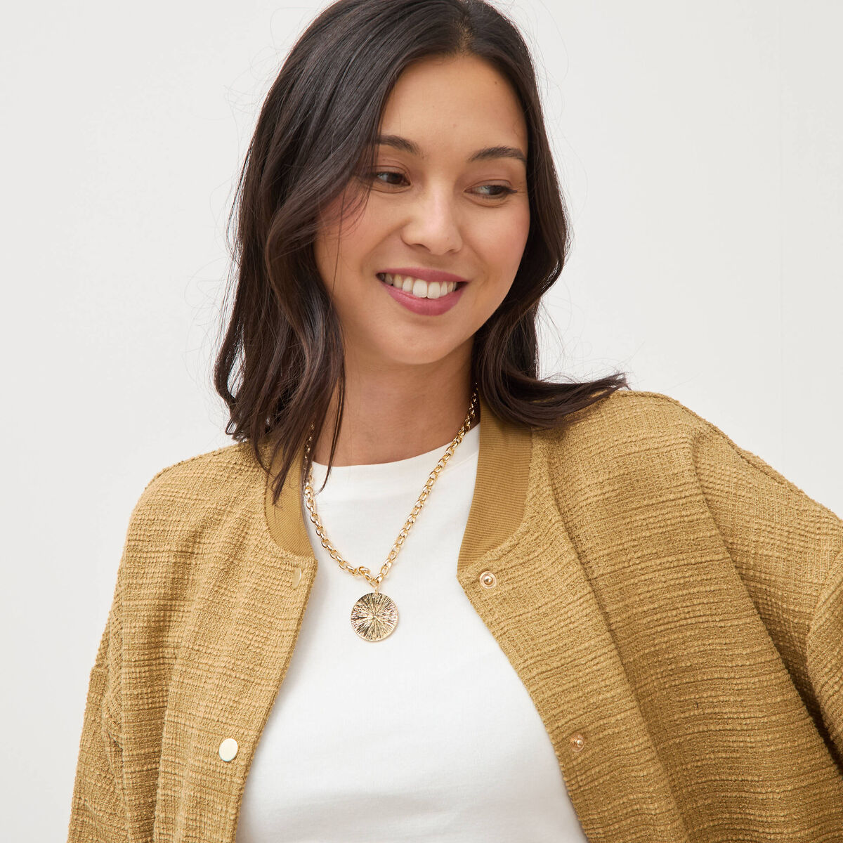 Collier avec cha&icirc;ne couleur or femme