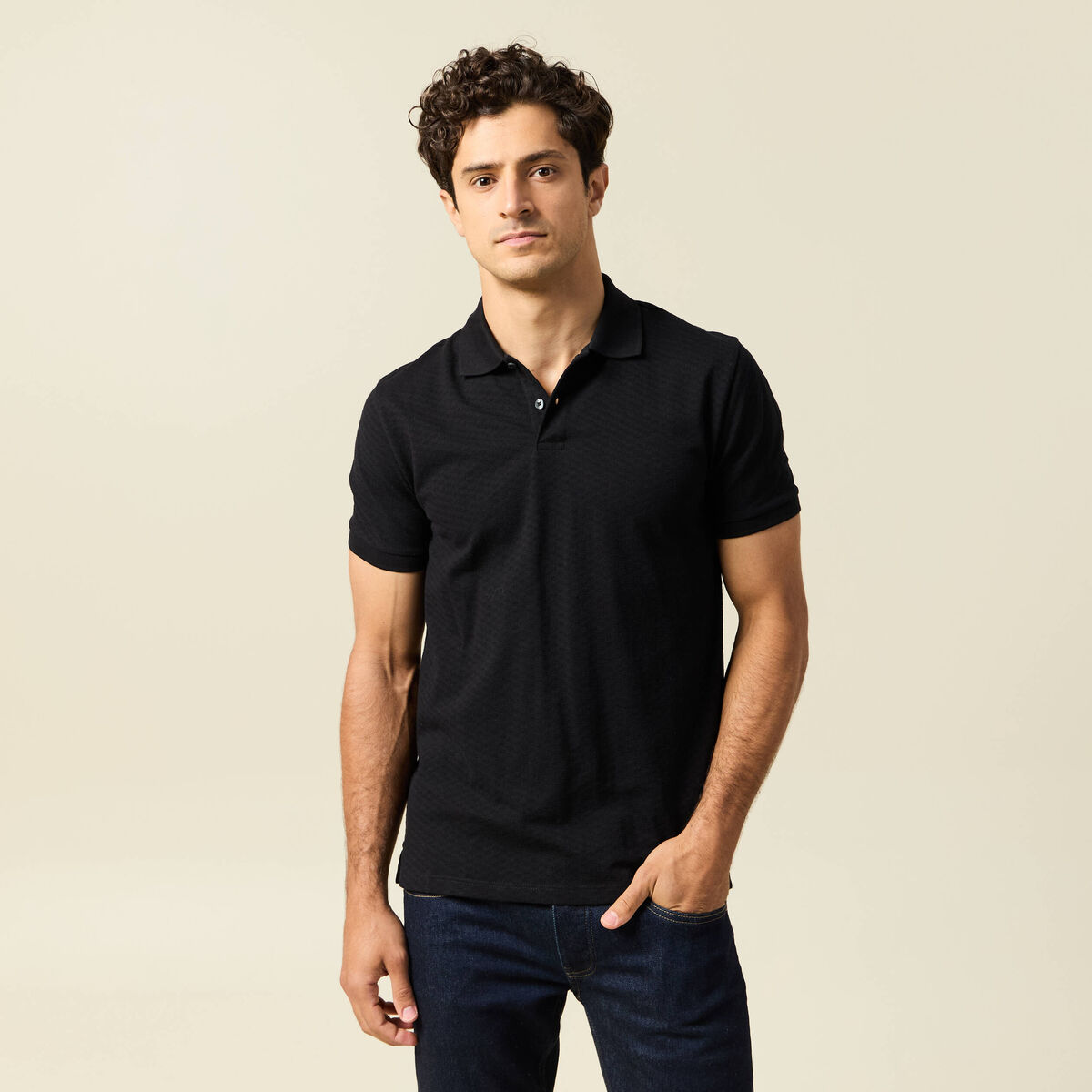Polo cintr&eacute; en coton manches courtes noir homme