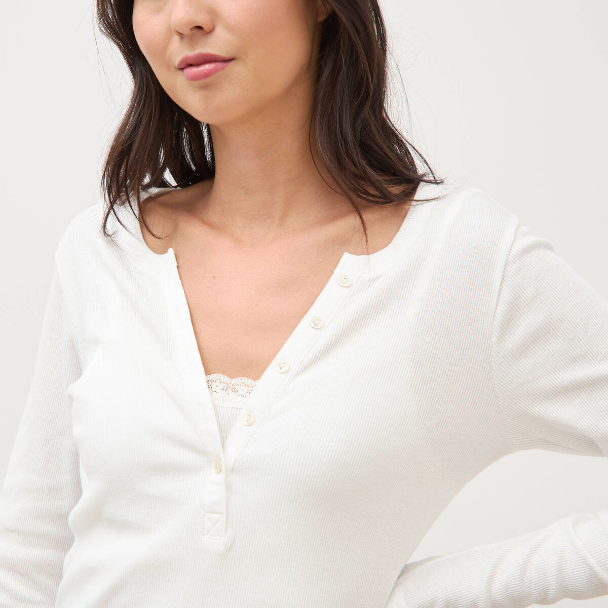 T-shirt cintr&eacute; manches longues ecru femme