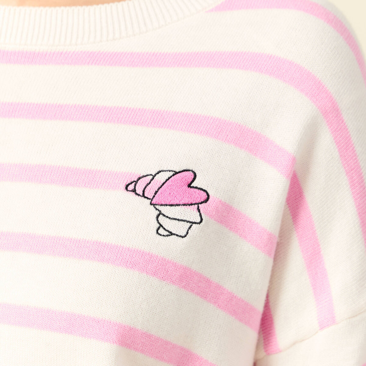 Pull col rond manches longues broderie rose clair femme