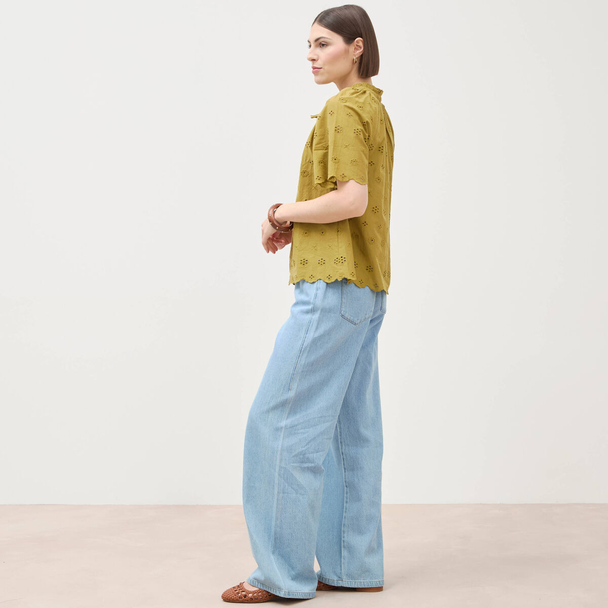 Blouse col v manches 3/4 en coton brod&eacute;e vert olive femme