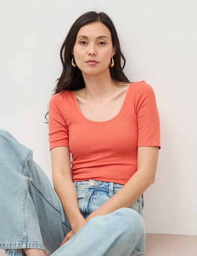 T-shirt ajust&eacute; avec brassi&egrave;re int&eacute;gr&eacute;e rouge fonc&eacute; femme