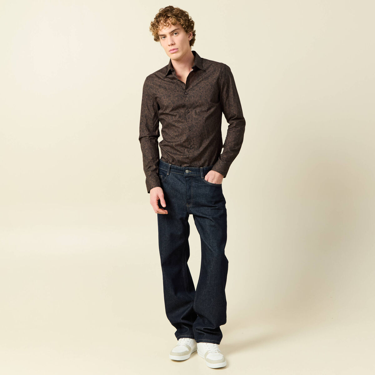 Chemise cintr&eacute;e manches longues en coton noir homme