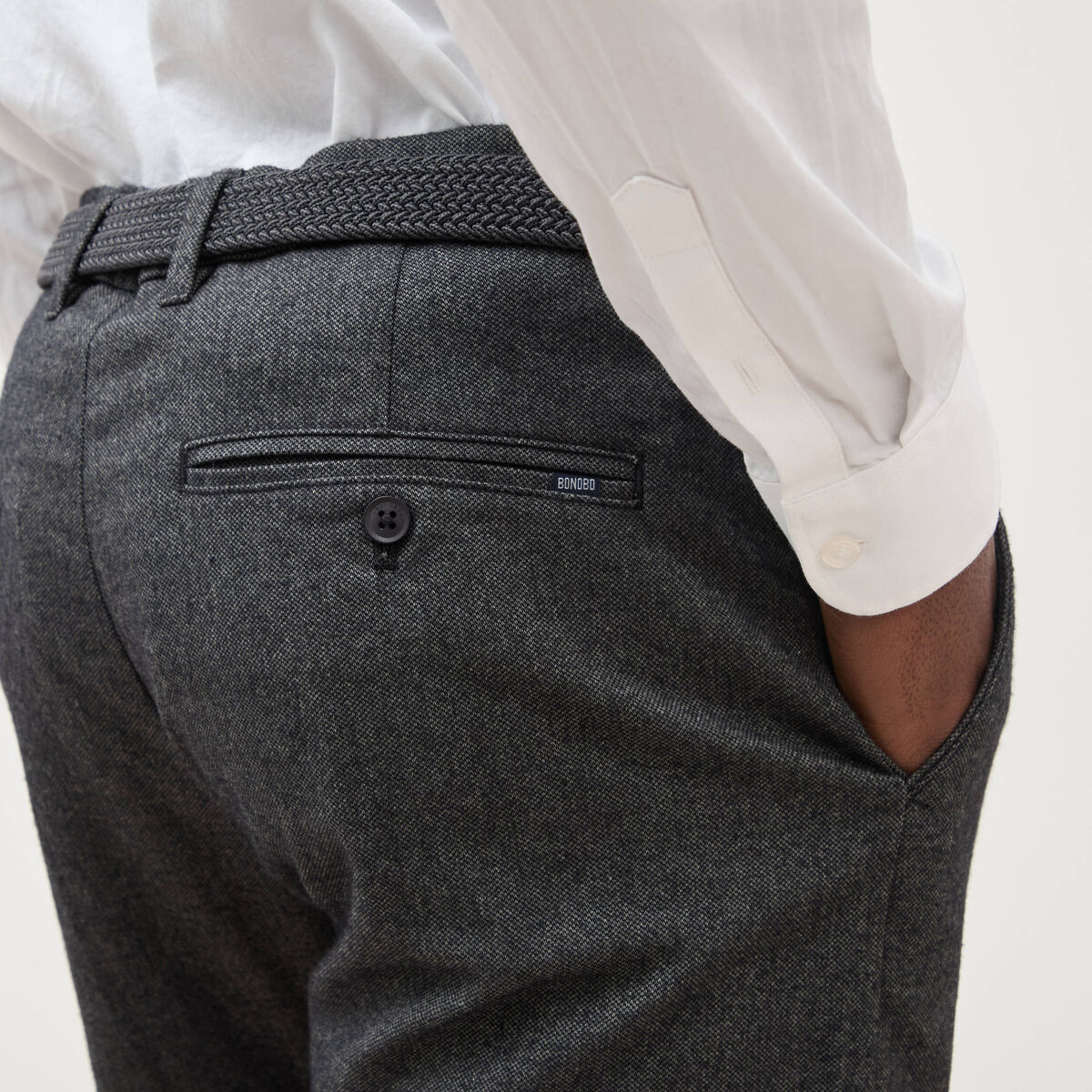 Pantalon chino avec ceinture gris fonc&eacute; homme