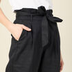 Pantalon carotte ceinturé noir femme