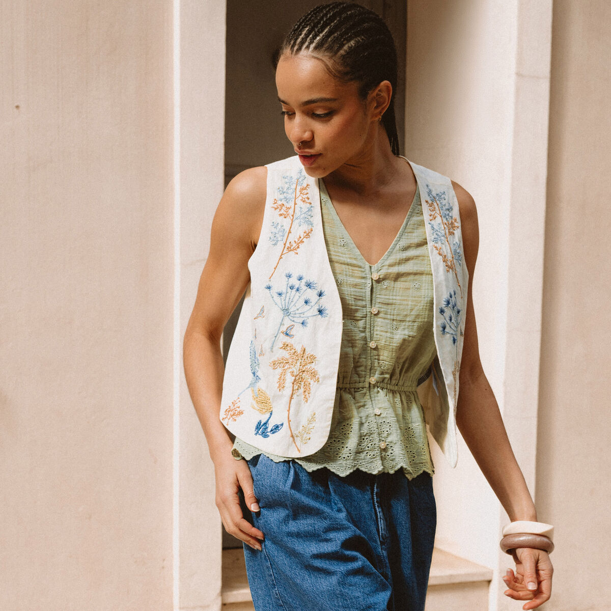 Gilet sans manches col v broderie ecru femme