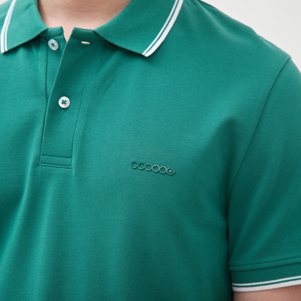 Polo cintr&eacute; en coton manches courtes vert &eacute;meraude homme