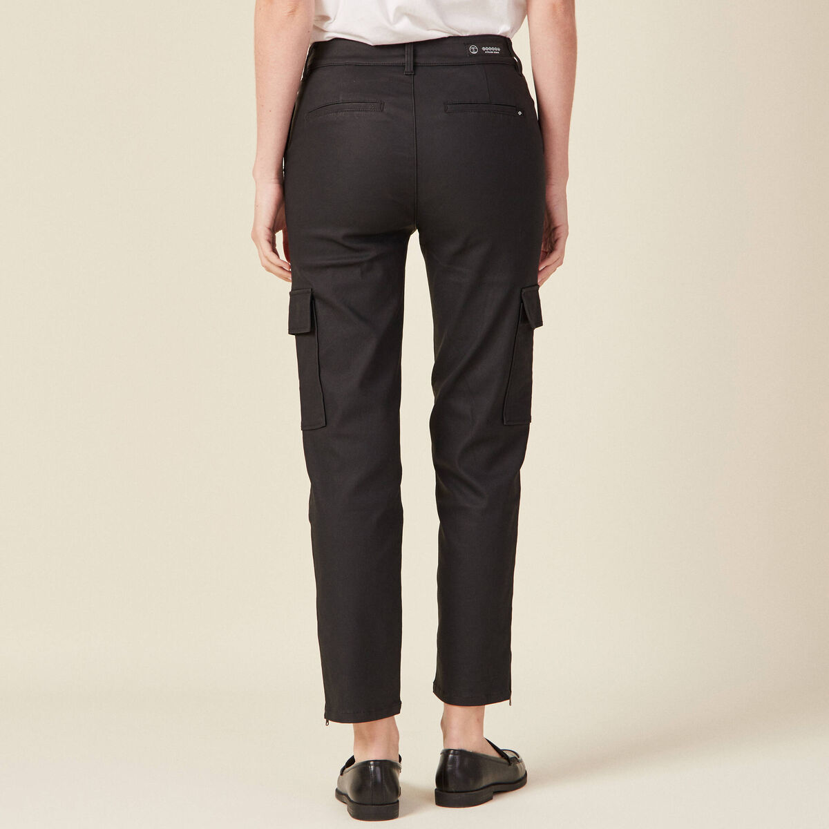 Jeans cargo 7/8ème enduit denim noir enduit femme