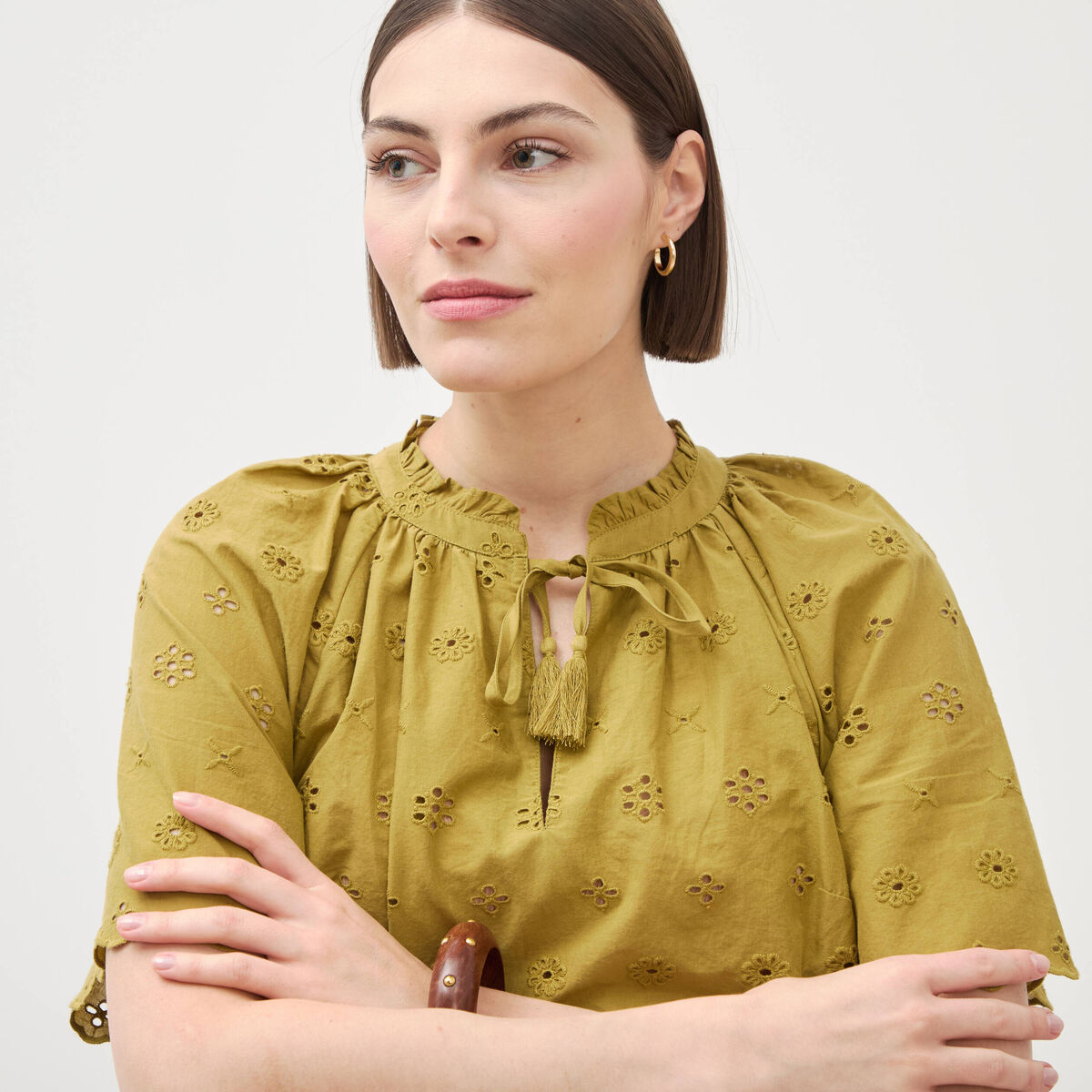 Blouse col v manches 3/4 en coton brod&eacute;e vert olive femme