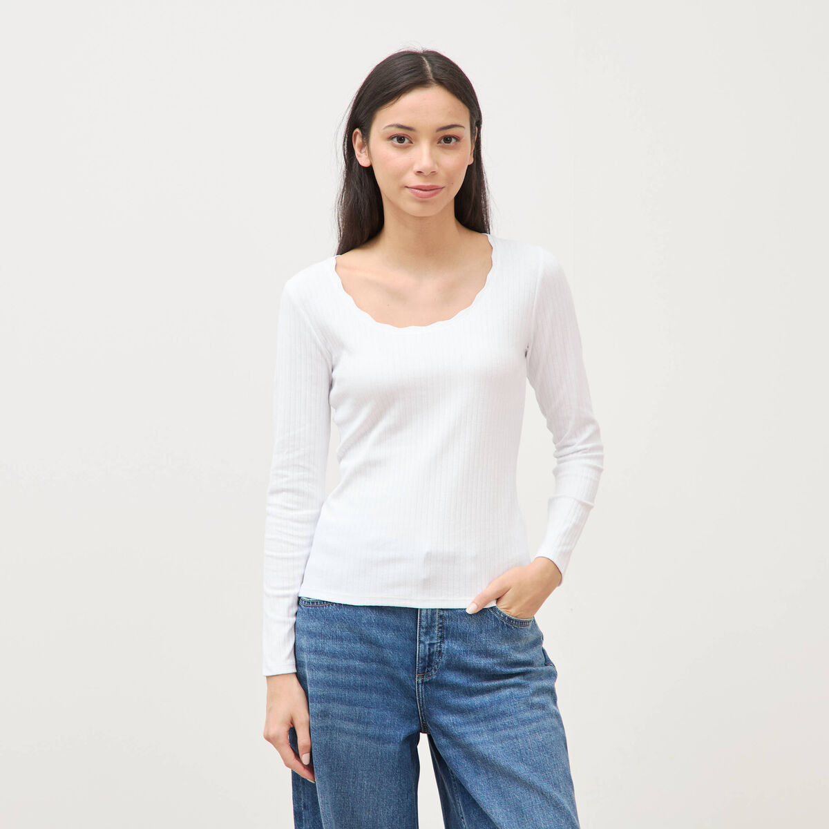 T-shirt ajust&eacute; col rond manches longues blanc femme
