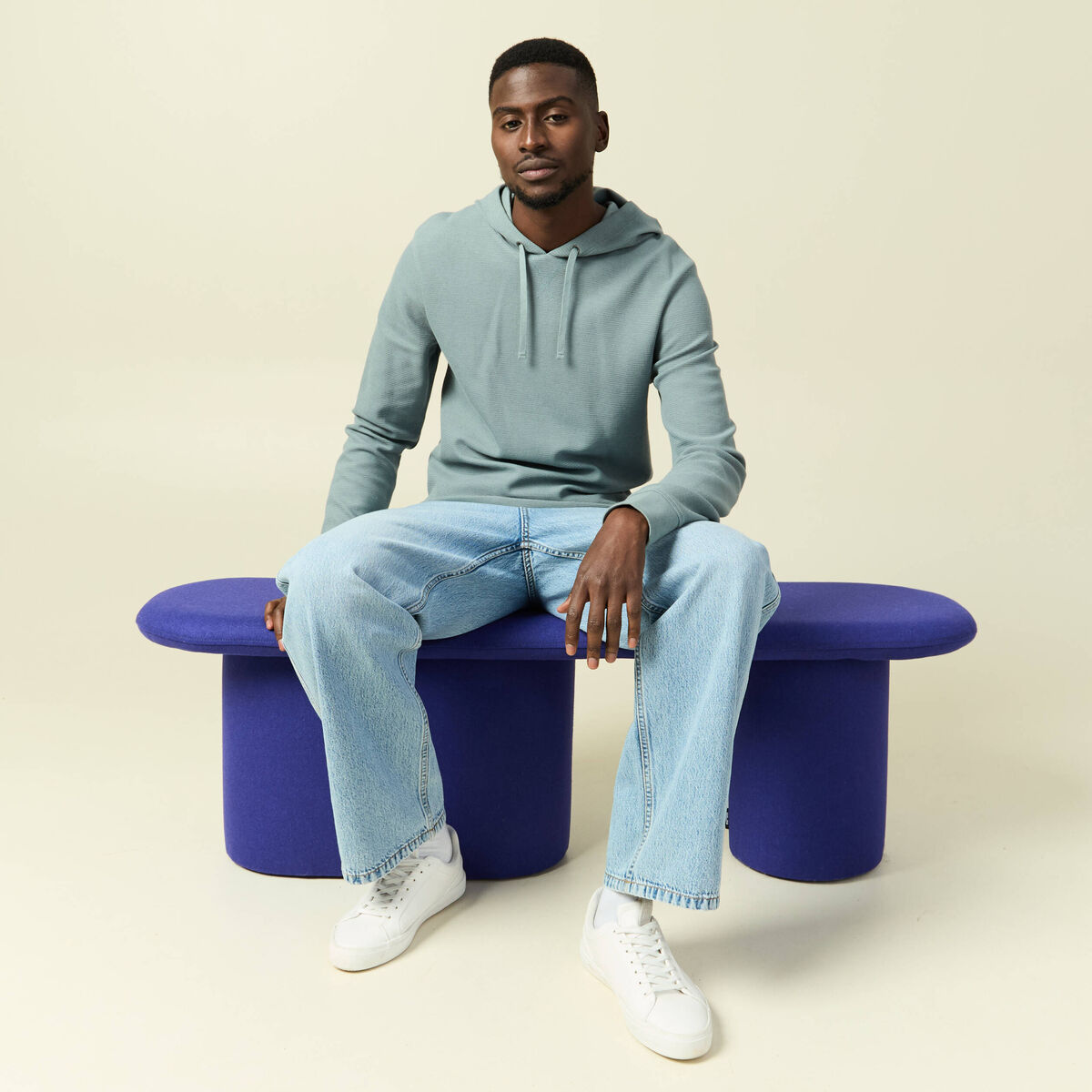 T-shirt &agrave; capuche bleu gris homme