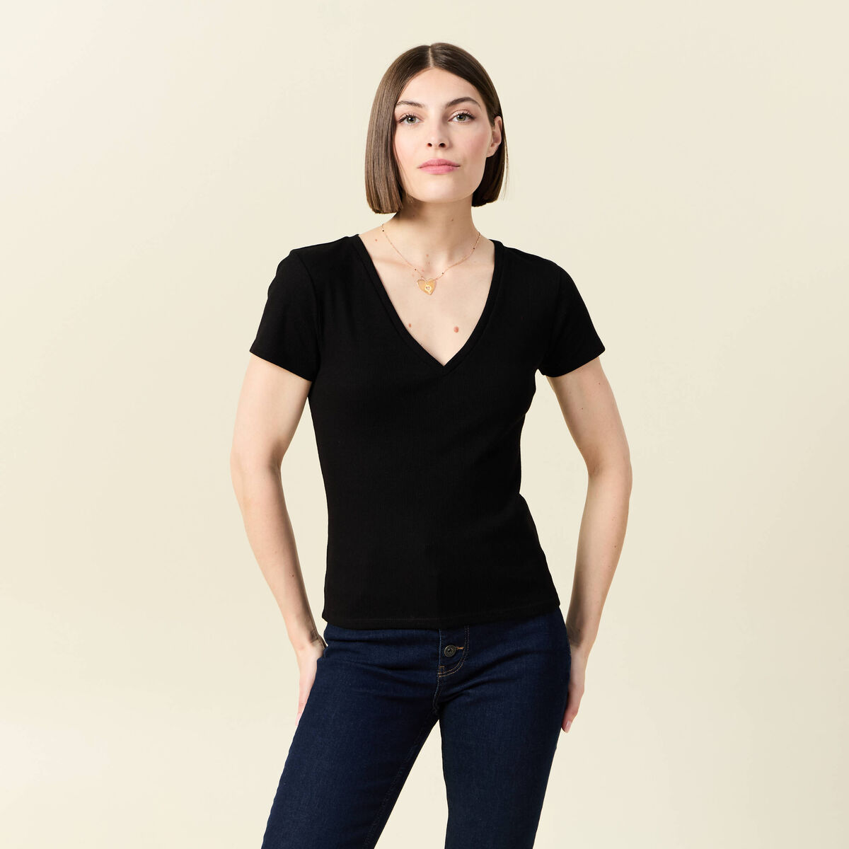 T-shirt ajust&eacute; col V manches courtes noir femme