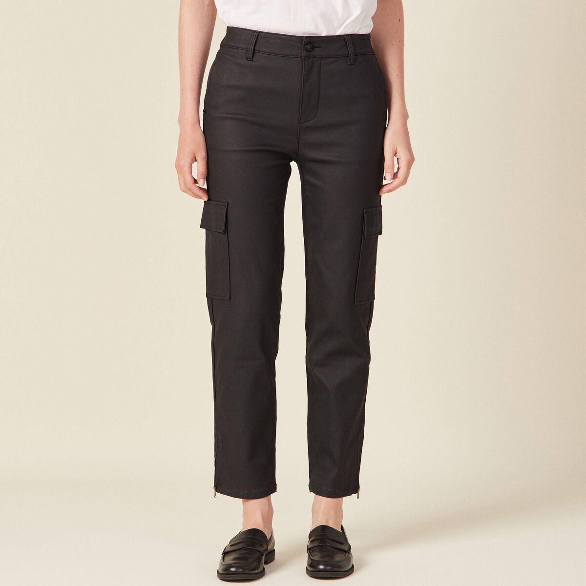 Jeans cargo 7/8ème enduit denim noir enduit femme
