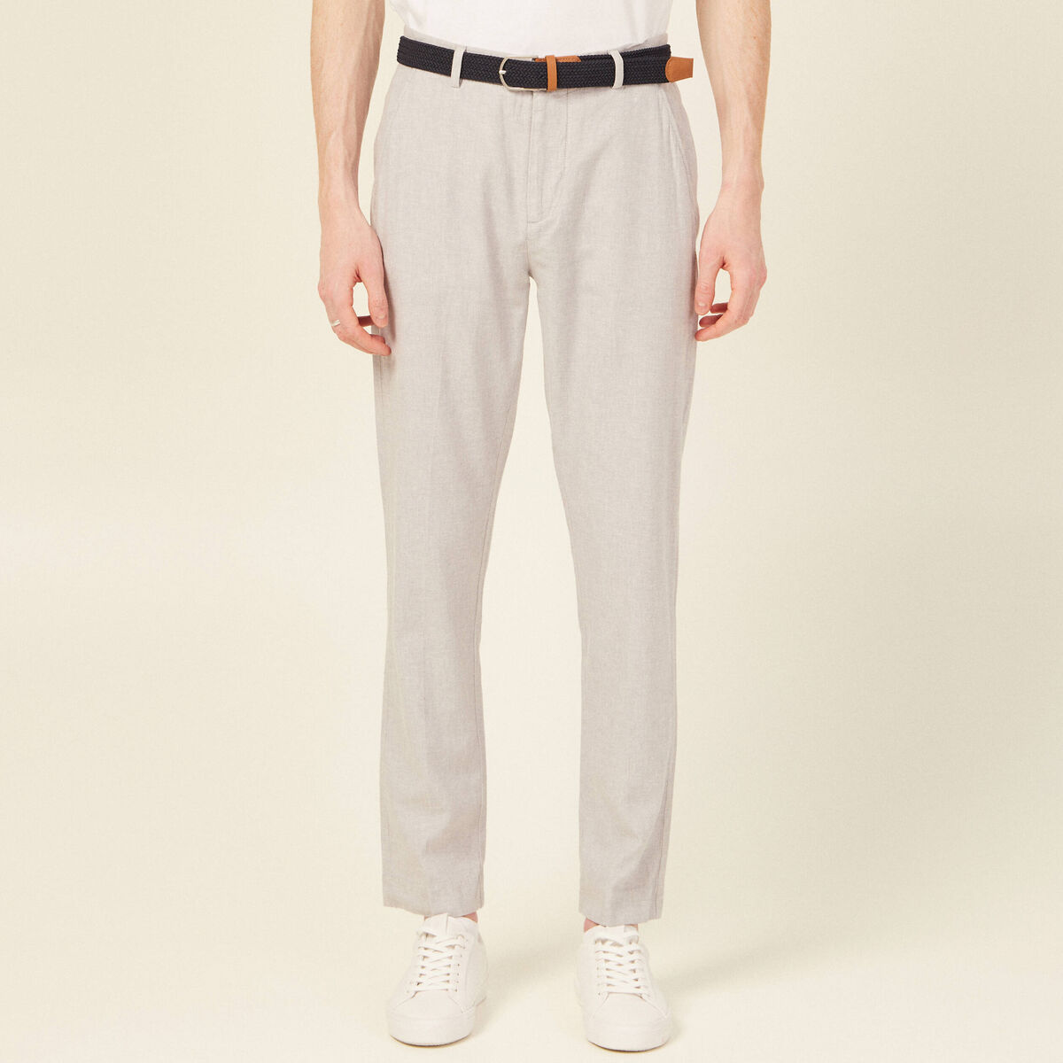 Pantalon chino longueur 32 avec ceinture gris fonc&eacute; homme