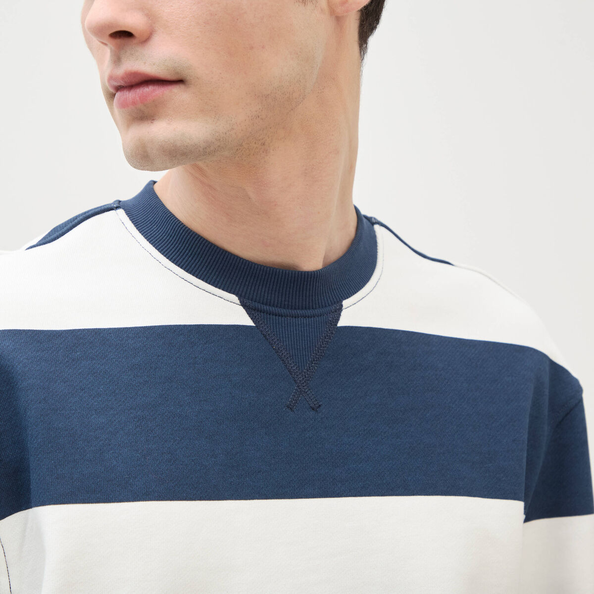 Sweat ray&eacute; col rond manches longues bleu marine homme