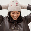Bonnet avec broderie beige femme