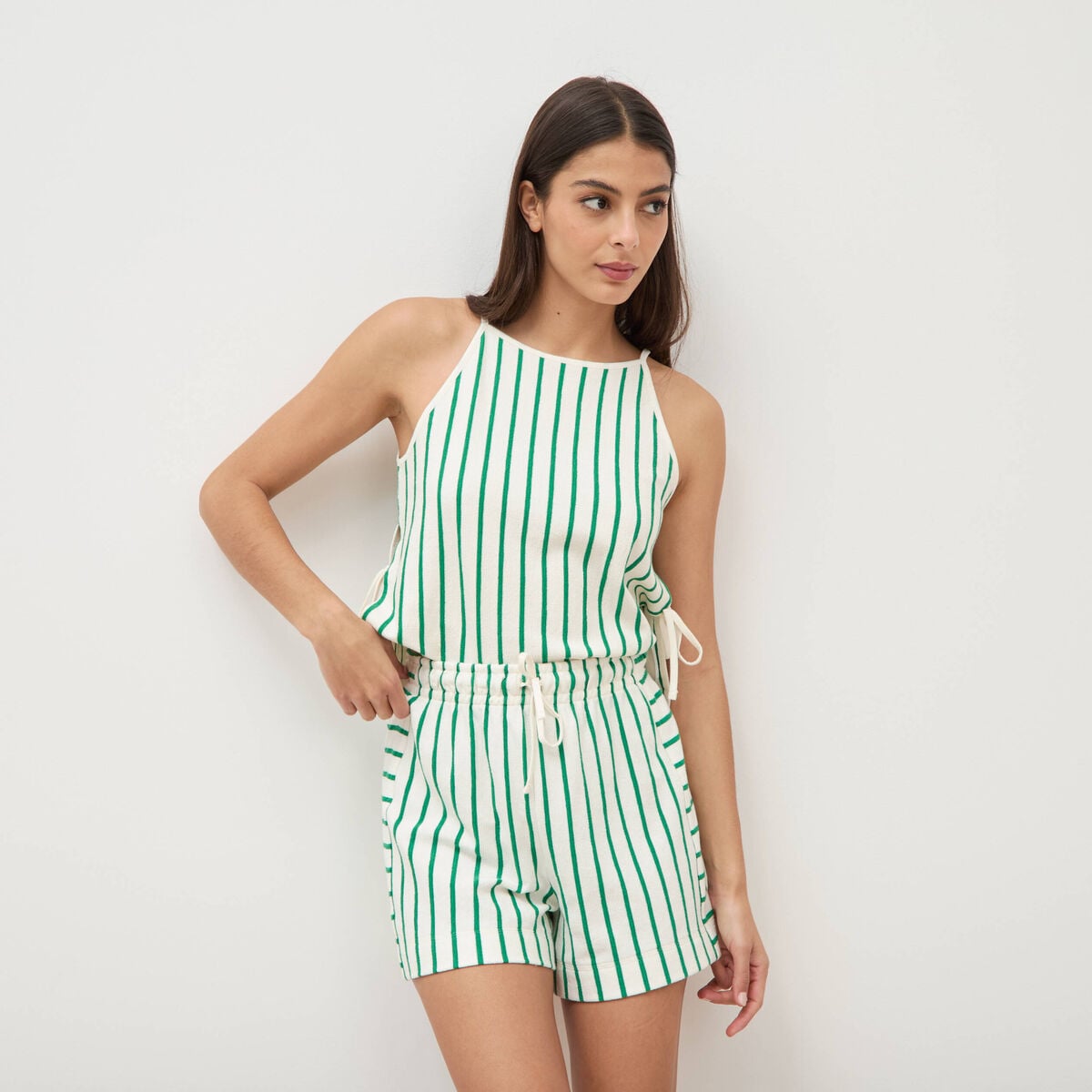 Short taille haute en maille ray&eacute;e vert femme