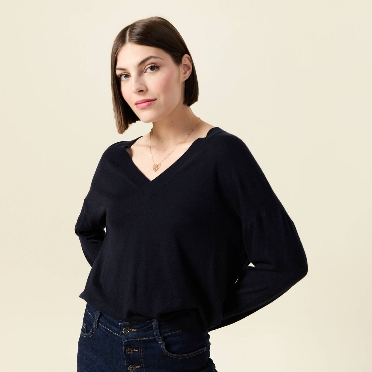 Pull fin col V manches longues bleu fonc&eacute; femme