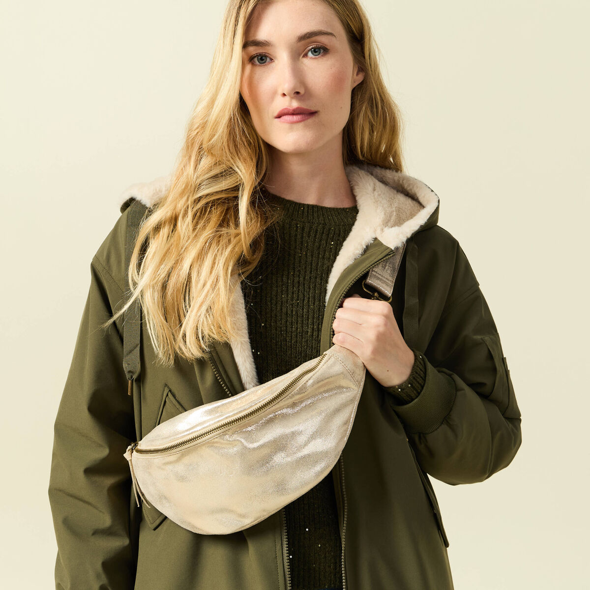 Sac banane m&eacute;tallis&eacute; beige femme
