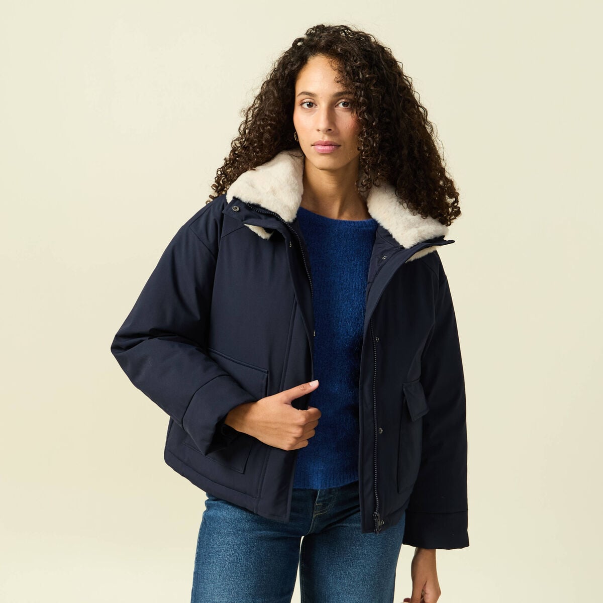 Veste droite courte col classique bleu fonc&eacute; femme