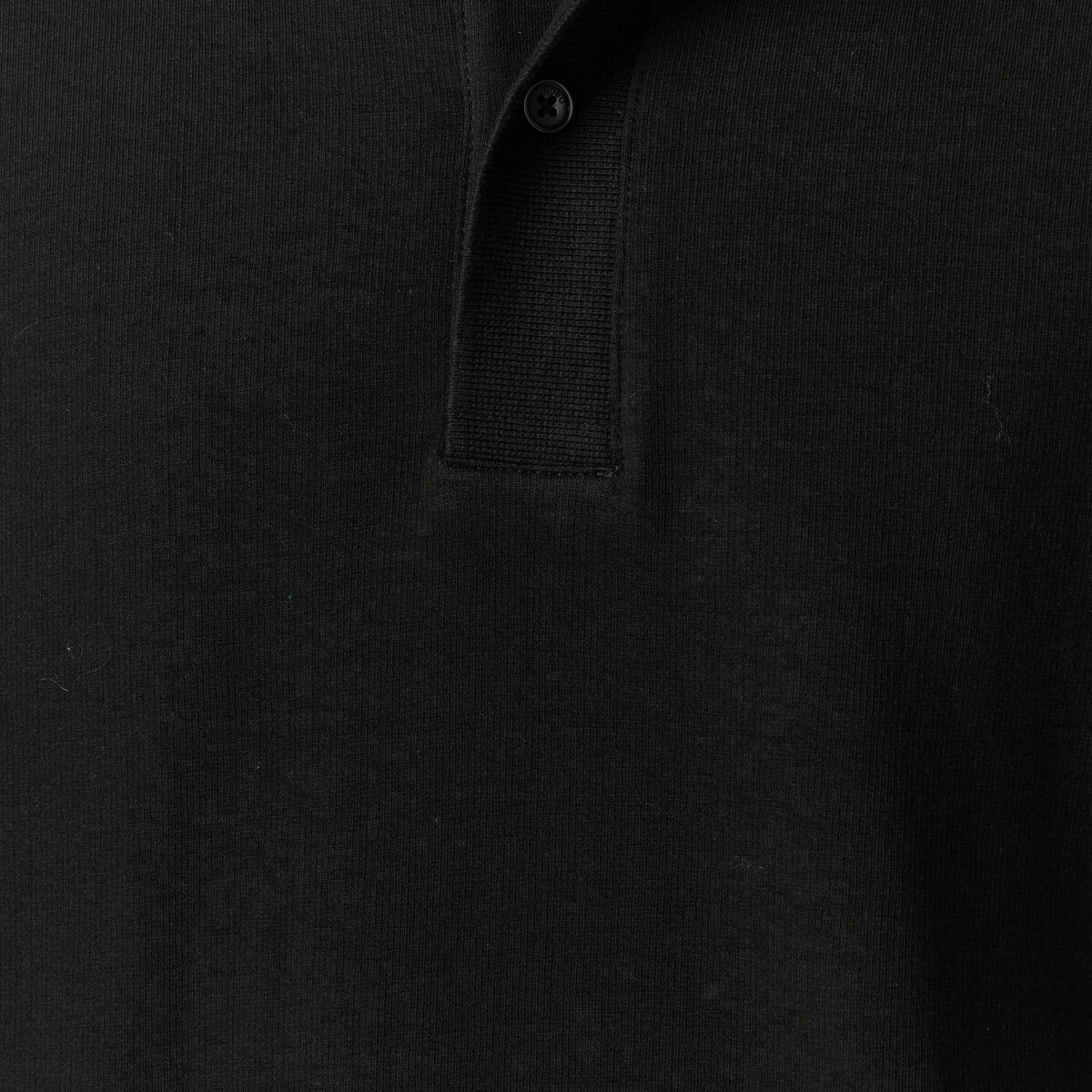 Polo cintr&eacute; manches longues en coton noir homme