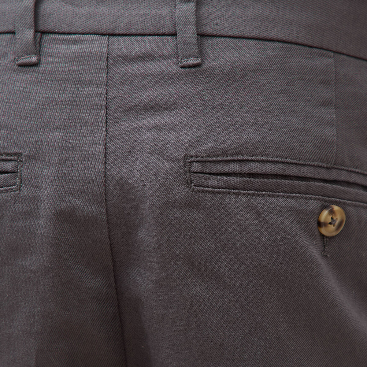 Pantalon chino gris fonc&eacute; homme